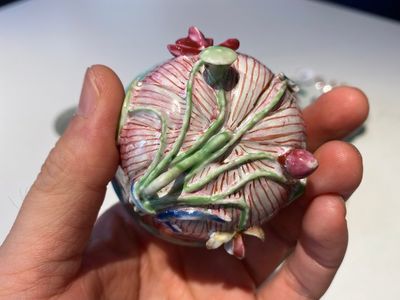 Drie Chinese famille rose 'lotus' koppen en schotels met een geleerde en zijn dienaar, Yongzheng — foto 5