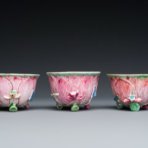 Drie Chinese famille rose 'lotus' koppen en schotels met een geleerde en zijn dienaar, Yongzheng — foto 5