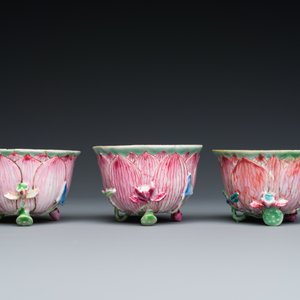 Drie Chinese famille rose 'lotus' koppen en schotels met een geleerde en zijn dienaar, Yongzheng — foto 8