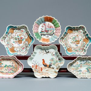 Drie Chinese famille rose pattipan, twee lepelschotels en een theeschoteltje, Yongzheng/Qianlong — foto 1
