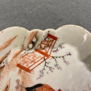 Drie Chinese famille rose pattipan, twee lepelschotels en een theeschoteltje, Yongzheng/Qianlong — foto 11