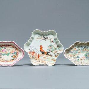 Drie Chinese famille rose pattipan, twee lepelschotels en een theeschoteltje, Yongzheng/Qianlong — foto 3