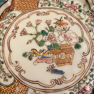 Drie Chinese famille rose pattipan, twee lepelschotels en een theeschoteltje, Yongzheng/Qianlong — foto 9