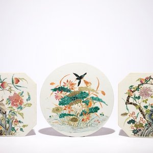 Drie Chinese famille rose plaquettes met vogels tussen bloesems, 19e eeuw — foto 1