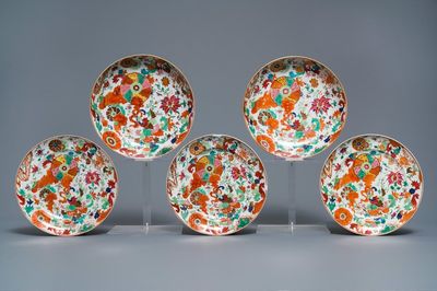 Drie Chinese famille rose 'pseudo tabaksbladeren' borden en een groter paar, Qianlong