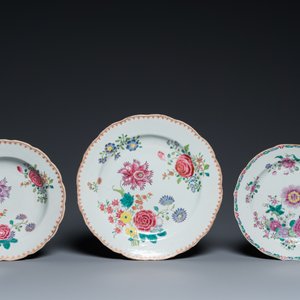 Drie Chinese famille rose schotels en twee borden met floraal decor, Qianlong — foto 4