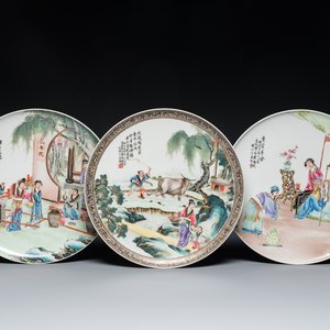 Drie Chinese famille rose schotels, gesigneerd Zeng Fuqing 曾福慶, zegelmerk Le Tao Zhai 樂陶齋, gedateerd 1946 en 1947 — foto 1