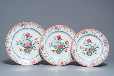 Drie Chinese famille rose schotels met bloemvazen, Qianlong