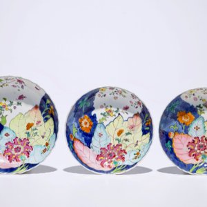 Drie Chinese famille rose schoteltjes met tabaksbladeren decor en een famille rose kom, Yongzheng/Qianlong — foto 2