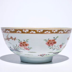 Drie Chinese famille rose schoteltjes met tabaksbladeren decor en een famille rose kom, Yongzheng/Qianlong — foto 6