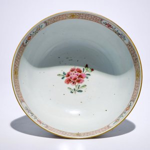 Drie Chinese famille rose schoteltjes met tabaksbladeren decor en een famille rose kom, Yongzheng/Qianlong — foto 8