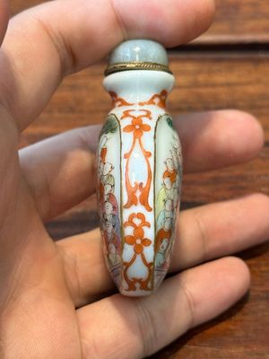 Drie Chinese famille rose snuifflessen, Qianlong merk, 19e eeuw — foto 11