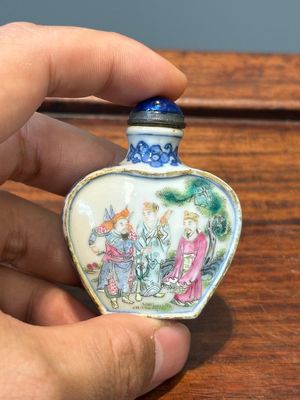 Drie Chinese famille rose snuifflessen, Qianlong merk, 19e eeuw — foto 2