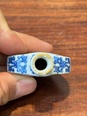 Drie Chinese famille rose snuifflessen, Qianlong merk, 19e eeuw — foto 9