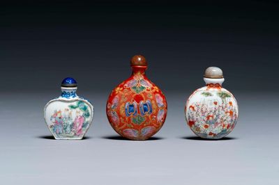Drie Chinese famille rose snuifflessen, Qianlong merk, 19e eeuw