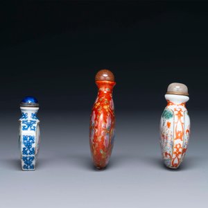 Drie Chinese famille rose snuifflessen, Qianlong merk, 19e eeuw — foto 2