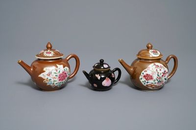 Drie Chinese famille rose theepotten met capucijn en zwarte fond, Yongzheng/Qianlong