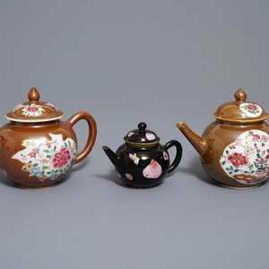 Drie Chinese famille rose theepotten met capucijn en zwarte fond, Yongzheng/Qianlong — foto 1
