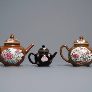 Drie Chinese famille rose theepotten met capucijn en zwarte fond, Yongzheng/Qianlong — foto 4