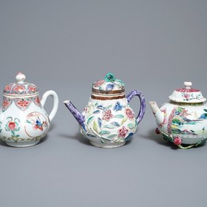 Drie Chinese famille rose theepotten met deksels, Yongzheng — foto 1
