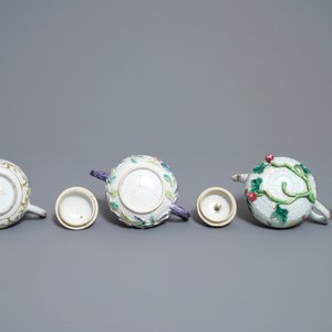 Drie Chinese famille rose theepotten met deksels, Yongzheng — foto 7