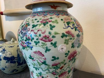 Drie Chinese famille rose vazen, een hoedensteun en een blauw-witte celadon dekselpot, 19e eeuw — foto 2