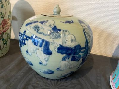 Drie Chinese famille rose vazen, een hoedensteun en een blauw-witte celadon dekselpot, 19e eeuw — foto 4