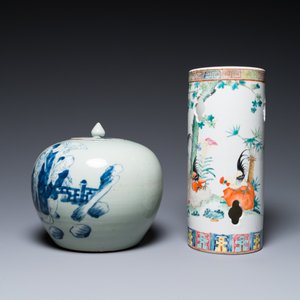 Drie Chinese famille rose vazen, een hoedensteun en een blauw-witte celadon dekselpot, 19e eeuw — foto 13