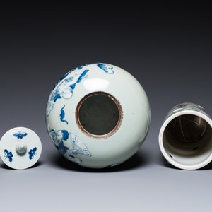 Drie Chinese famille rose vazen, een hoedensteun en een blauw-witte celadon dekselpot, 19e eeuw — foto 14