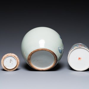Drie Chinese famille rose vazen, een hoedensteun en een blauw-witte celadon dekselpot, 19e eeuw — foto 15