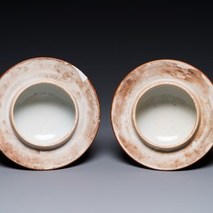 Drie Chinese famille rose vazen, een hoedensteun en een blauw-witte celadon dekselpot, 19e eeuw — foto 9
