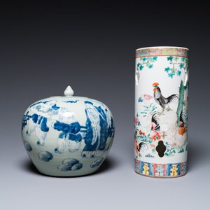 Drie Chinese famille rose vazen, een hoedensteun en een blauw-witte celadon dekselpot, 19e eeuw — foto 10