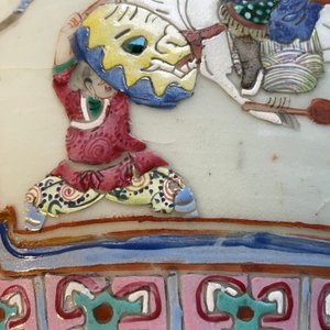 Drie Chinese famille rose vazen en een blauw-witte vaas, 19e eeuw — foto 20