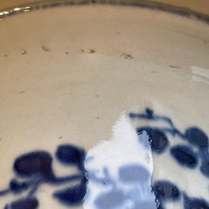 Drie Chinese famille rose vazen en een blauw-witte vaas, 19e eeuw — foto 22