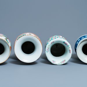 Drie Chinese famille rose vazen en een blauw-witte vaas, 19e eeuw — foto 6