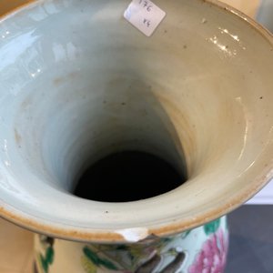 Drie Chinese famille rose vazen en een blauw-witte vaas, 19e eeuw — foto 8