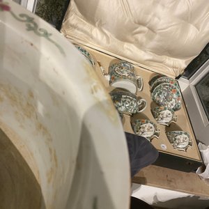 Drie Chinese famille rose vazen en een jardinière, 19e eeuw — foto 17