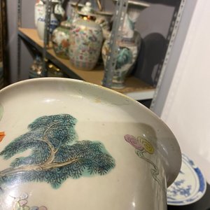 Drie Chinese famille rose vazen en een jardinière, 19e eeuw — foto 18
