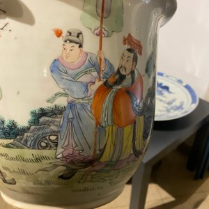 Drie Chinese famille rose vazen en een jardinière, 19e eeuw — foto 19