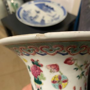 Drie Chinese famille rose vazen en een jardinière, 19e eeuw — foto 9
