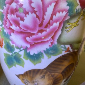 Drie Chinese famille rose vazen met dieren en bloemen, 19/20e eeuw — foto 11