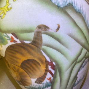 Drie Chinese famille rose vazen met dieren en bloemen, 19/20e eeuw — foto 14