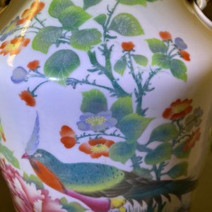 Drie Chinese famille rose vazen met dieren en bloemen, 19/20e eeuw — foto 9