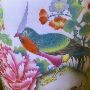 Drie Chinese famille rose vazen met dieren en bloemen, 19/20e eeuw — foto 10