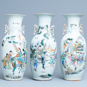 Drie Chinese famille rose vazen met verhalende decors, 19/20e eeuw — foto 1