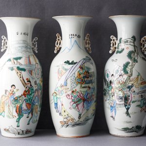 Drie Chinese famille rose vazen met verhalende decors, 19/20e eeuw — foto 9