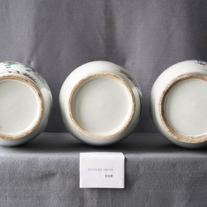 Drie Chinese famille rose vazen met verhalende decors, 19/20e eeuw — foto 10