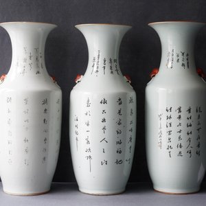 Drie Chinese famille rose vazen met verhalende decors, 19/20e eeuw — foto 8