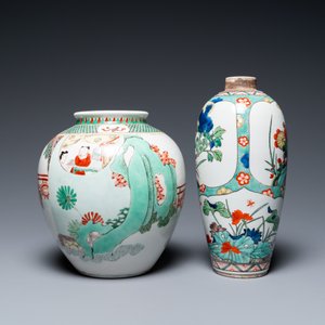 Drie Chinese famille rose vazen, twee in famille verte en een schotel, 19/20e eeuw — foto 15