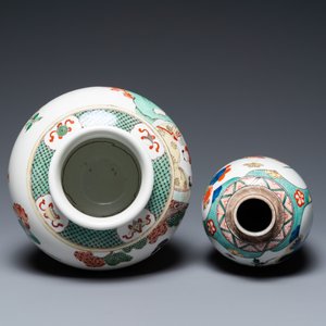 Drie Chinese famille rose vazen, twee in famille verte en een schotel, 19/20e eeuw — foto 16